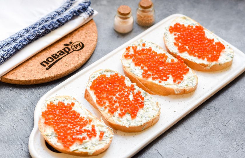 1. Этап. Бутерброды с красной икрой: Каждый бутерброд намажьте красной икрой.