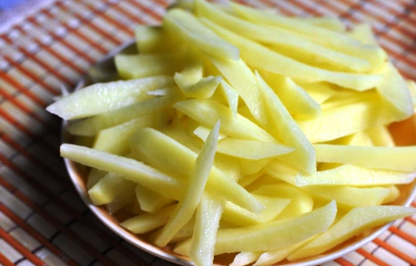 1. Этап. Диетическая картошка в духовке: Картофель порежьте соломкой. Яичный белок хорошо разболтайте с щепоткой соли.