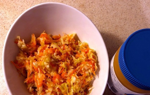 1. Этап. Квашенная капуста с арахисовой пастой: Ингредиенты. С квашенной капусты отжать лишний сок.