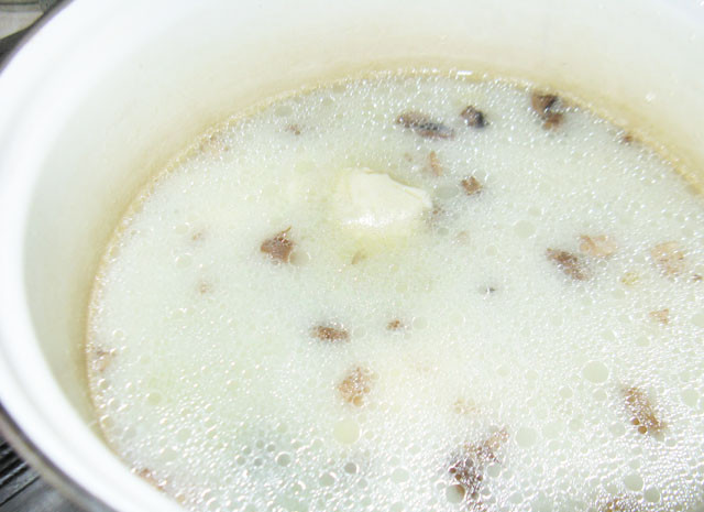 1. Этап. Чешский суп в хлебе: Обжаренные грибы с луком и сливками добавим в кастрюлю с картошкой, посолим и поперчим. Добавим сыр, нарезанный кусочками и варим до готовности картофеля.