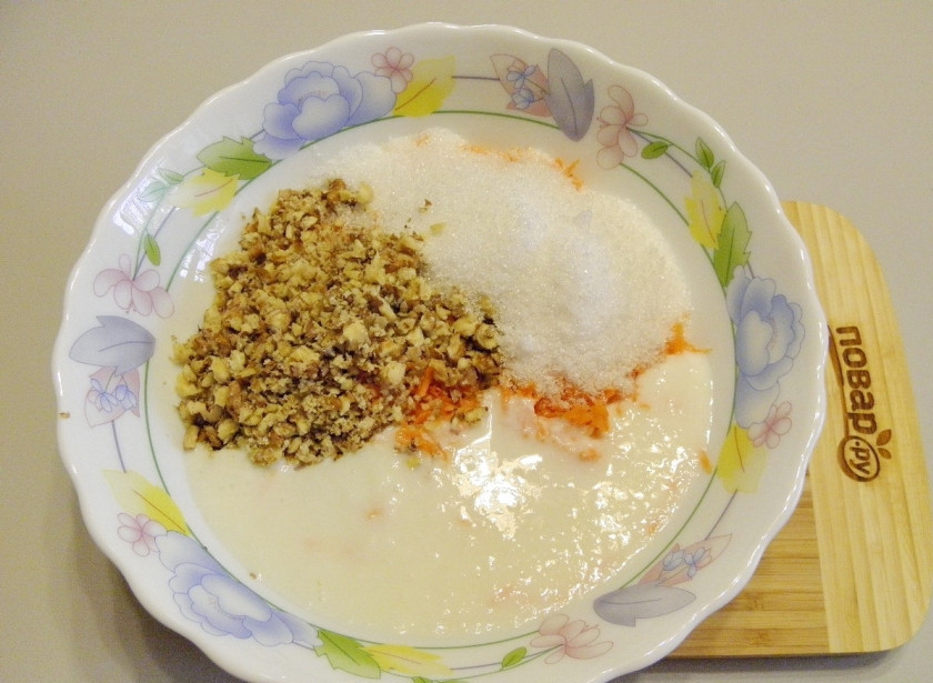 1. Этап. Морковный пирог классический: Добавьте сахар, измельченные грецкие орехи и кефир. Перемешайте.