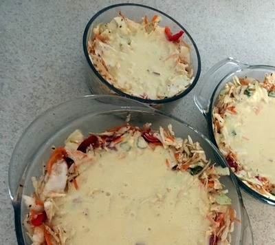 1. Этап. Капустная запеканка Блин в капусте: 8. Выкладываем оставшуюся капустную начинку. 9. Готовим тесто из яиц, сливок и муки. Соль не добавляю, так как сыр соленый и соль добавляется в капусту. Кому уж очень хочется соли, то могут посолить. В случае без соли, блинчик получается 