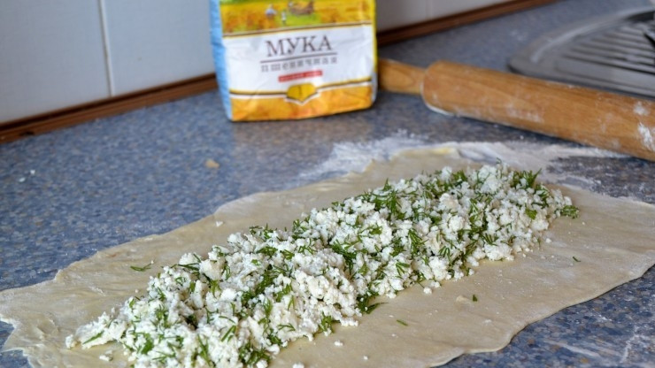 1. Этап. Плацинды с творогом: Готовое тесто раскатайте в тонкий прямоугольник. В центр выложите начинку.