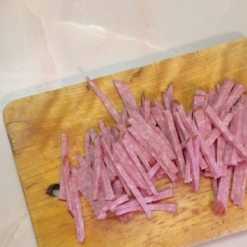 1. Этап. Салат Фасолинка: Колбасу нарезать тонкой соломкой.