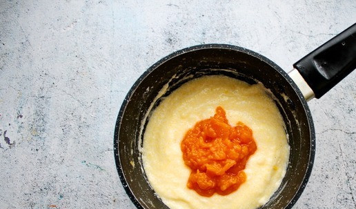 1. Этап. Тыквенная полента: С тыквы слейте отвар и пробейте блендером до однородного пюре. Положите пюре в поленту, перемешайте, доведите до первых бульков и снимите с огня. Разложите по тарелкам, добавьте масло, мед и подавайте.