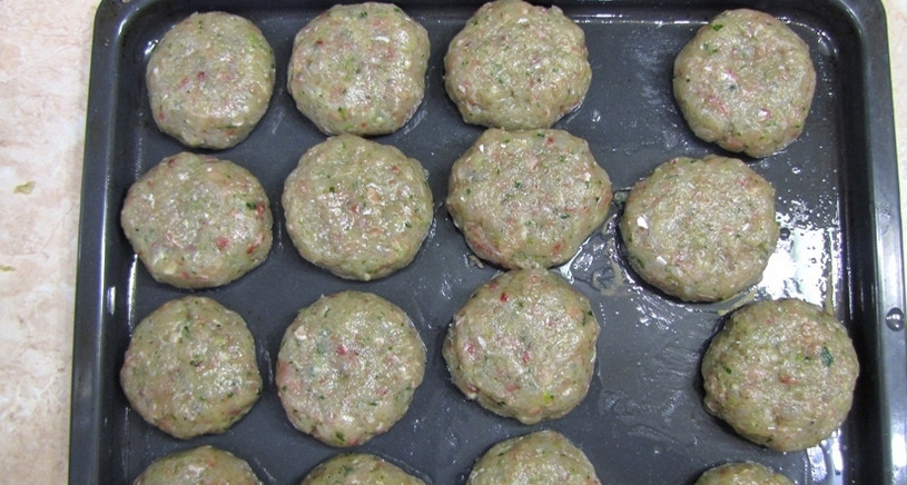 1. Этап. Рыбные котлеты под соусом в духовке: 2. Котлеты запекаем в духовке примерно 20 минут при 200 градусах. Для этого формируем из фарша небольшие круглые изделия (лучше — смоченными руками), которые затем выкладываем на смазанный маслом противень.