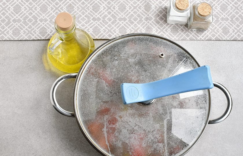 1. Этап. Мясо в вине: Влейте стакан кипятка, накройте сотейник крышкой, и тушите мясо часа полтора до мягкости на небольшом огне.