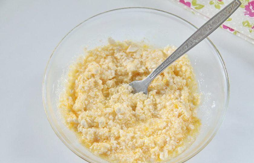 1. Этап. Песочное печенье: 3. Перетрите все ингредиенты до однородного состояния при помощи вилки.