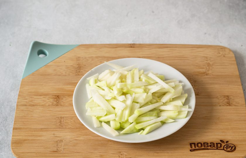 1. Этап. Салат с огурцом и капустой кольраби: Кольраби очистите от кожуры и нарежьте брусочками.