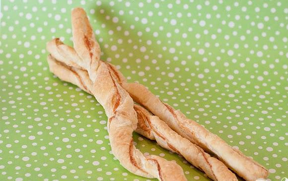 1. Этап. Палочки с корицей: 6. Выпекать в течение 20-25 минут, до золотисто-коричневого цвета. Готовые палочки выложить на стойку и дать остыть до комнатной температуры.