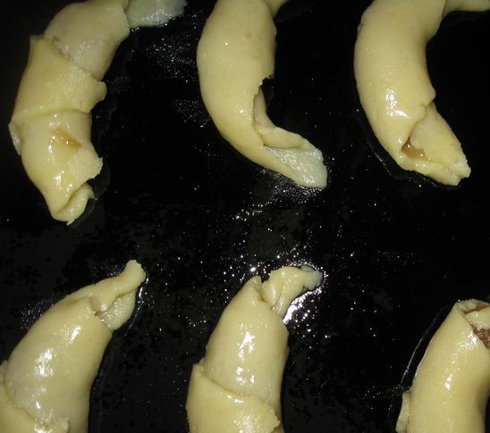 1. Этап. Рогалики (рецепт без дрожжей): 5. Обязательно смазываем желтком (можно посыпать сахаром) и отправляем в разогретую до 180 градусов духовку на 20-25 минут.