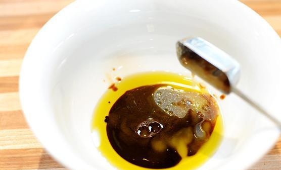 1. Этап. Горячий салат с говядиной: Сначала сделаем соус для салата: смешаем все ингредиенты, чеснок и имбирь мелко порежем.