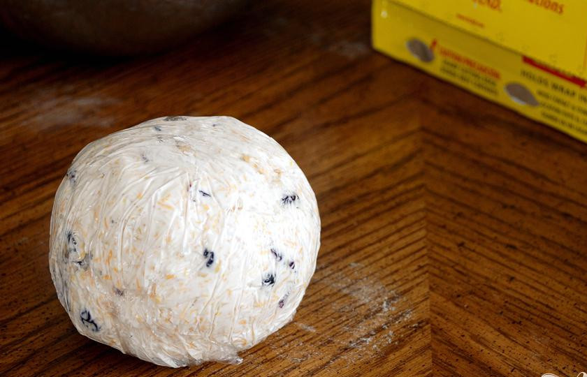 1. Этап. Сырный шарик: 3. Накрыть пленкой и сформировать шарик или прямоугольник. Положить сырный шар на тарелку и поставить в холодильник, чтобы он затвердел, примерно от 30 минут до 1 часа.