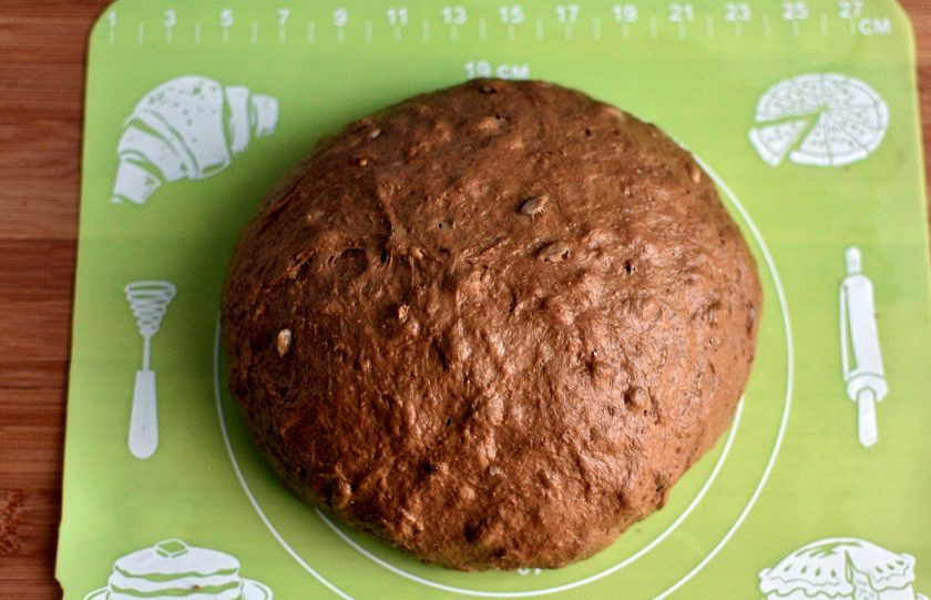 1. Этап. Шварцброт с квасом и отрубями: Подошедшее тесто слегка обомните и сформуйте буханку или каравай. Я предпочитаю печь круглый хлеб, мне кажется, так более по-домашнему – уютнее и вкуснее.