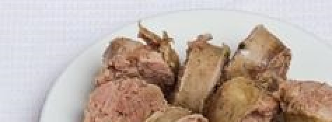 1. Этап. Суп в хлебе по-польски: Готовую колбасу из бульона нарежьте кружочками.