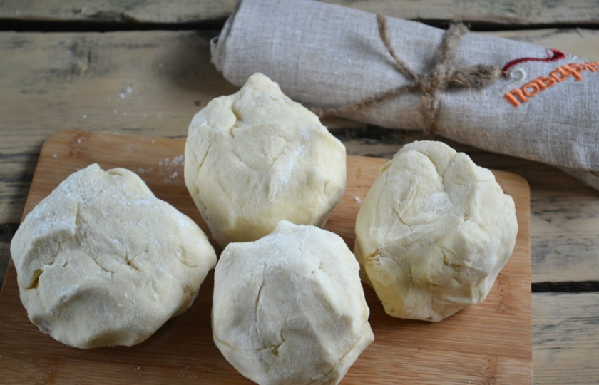 1. Этап. Торт Сердце: Разделите его на 4 равные части.