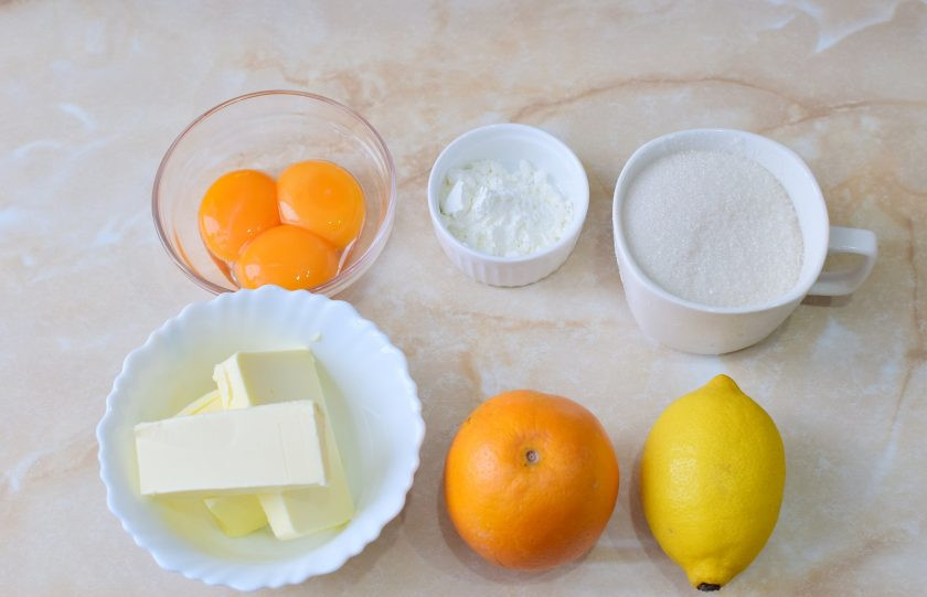 1. Этап. Апельсиново-лимонный курд: Для приготовления курда подготовьте необходимые ингредиенты. Лимон и апельсин тщательно помойте в теплой воде, а затем обдайте кипятком.