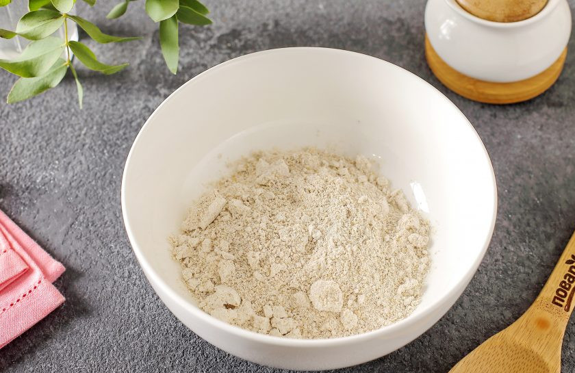 1. Этап. Блины из овсянки без муки: Овсяные хлопья измельчите в кофемолке. Можно взять уже готовую овсяную муку.