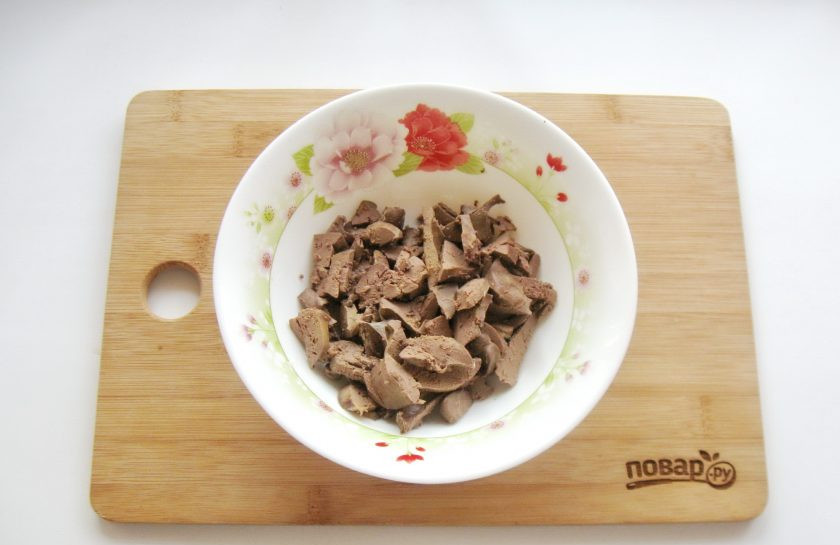 1. Этап. Салат с куриной печенью и фасолью: Нарежьте отварную куриную печенку и выложите в салатник.