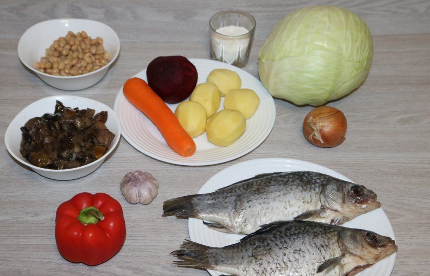 1. Этап. Борщ с карасями: Подготовьте ингредиенты. Овощи помойте и почистите. Рыбу выпотрошите и почистите от чешуи. Фасоль отварите до готовности.