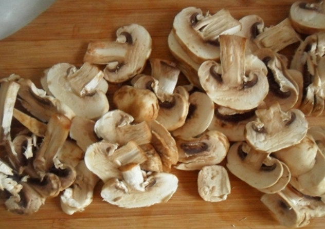 1. Этап. Спагетти под соусом Бешамель: 1. Спагетти отварим в подсоленной воде и откинем на дуршлаг. Грибы помоем, мелко нарежем и обжарим со специями.