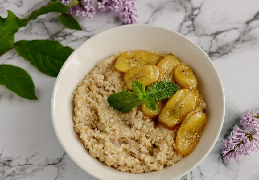1. Этап. Киноа с кокосовым молоком: Выложите киноа на тарелку, сверху добавьте бананы. Блюдо готово, приятного аппетита!