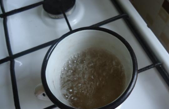 1. Этап. Сдобные пирожки в духовке: Пока сделайте сироп. Им обмажем пирожки сверху. Сварите его из сахара и воды.