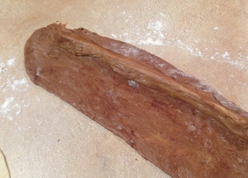 1. Этап. Леопардовый бриошь: 10. Раскатываем светло-коричневый шарик теста в более-менее прямоугольный пласт, внутрь вкладываем колбаску из темно-коричневого теста и заворачиваем. Длина получившейся колбаски должна быть как длина формы для выпечки.