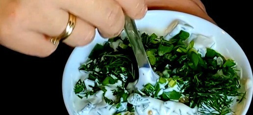 1. Этап. Котлеты из консервированного тунца: Соус. Мелко нарежьте маринованный огурец и добавьте его в сметану. Добавьте так же мелко нарезанный зеленый лук и укроп. Всё хорошо перемешайте.