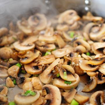 1. Этап. Бифштекс в грибном соусе: Готовить в течении 2 минут.