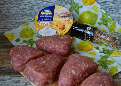 1. Этап. Зразы с плавленым сыром Ассорти: Сформовать треугольные заготовки.