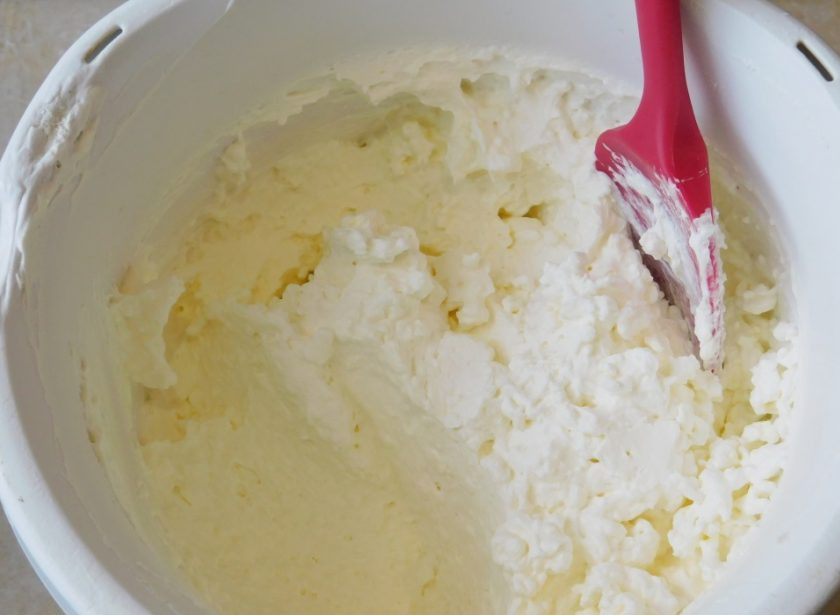 1. Этап. Английский морковный торт: Для крема взбейте сливки с сахарной пудрой, а затем добавьте к ним творожный сыр. Крем должен быть однородной консистенции и хорошо держать форму.