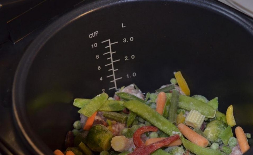 1. Этап. Фрикадельки с овощами: Добавить овощную смесь.