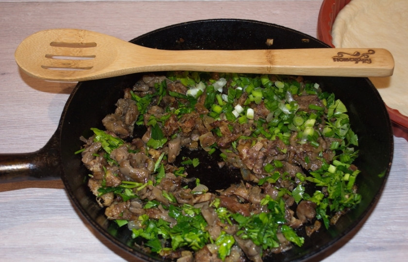 1. Этап. Простой пирог с мясом: Приготовьте начинку. Для пирога я взяла отварную свинину, нарезанную мелко. На растительном масле обжарила мелко нарезанный репчатый лук, добавила нарезанные мелко свежие грибы (вешенку). После того, как вода ушла, добавила нарезанное мясо. Посолите по вкусу, добавьте перчик и измельченную свежую зелень. Начинка готова.