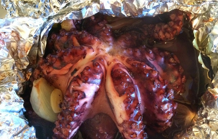 1. Этап. Осьминоги в вине: Запекаем осьминога в духовке 30 минут при температуре 200 градусов. Затем уменьшаем до 180 градусов и оставляем еще на 1 час. Готовность проверяйте зубочисткой, она должна очень легко прокалывать осьминога.