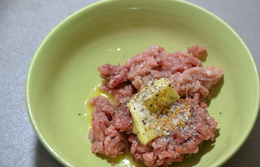 1. Этап. Аньолотти: Мясной фарш посолите, поперчите, добавьте щепотку лимонной цедры и столовую ложку сливочного масла.