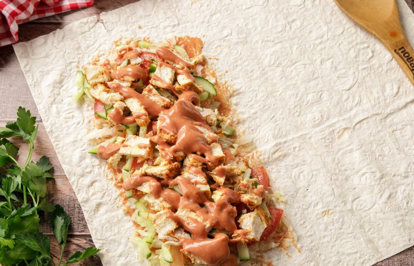 1. Этап. Шаурма в аэрогриле: Полейте начинку сверху любимым соусом, по желанию добавьте свежую зелень.