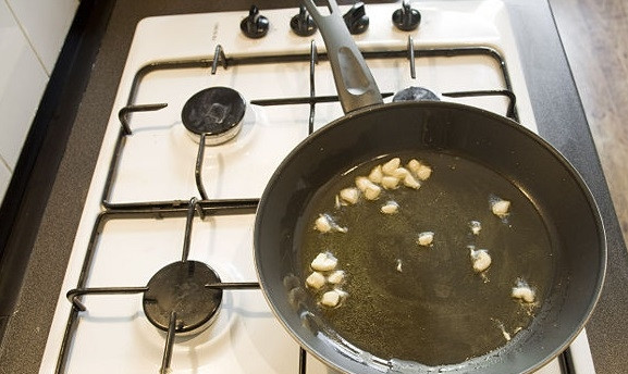 1. Этап. Соус из моцареллы: 1. Чеснок очистите и крупно нарежьте. В большой сковороде на среднем огне нагрейте масло. Добавьте в сковороду чеснок.