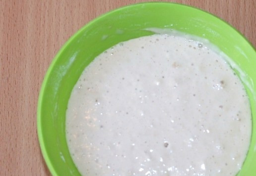 1. Этап. Пирожки с зеленым луком из духовки: 1. Приготовим опару. В небольшой миске смешайте сухие дрожжи с сахаром. Добавьте 1-2 ст. л. пшеничной муки, теплую воду, размешайте. Накройте миску полотенцем и оставьте на 15 минут, пока дрожжи не поднимутся шапочкой.