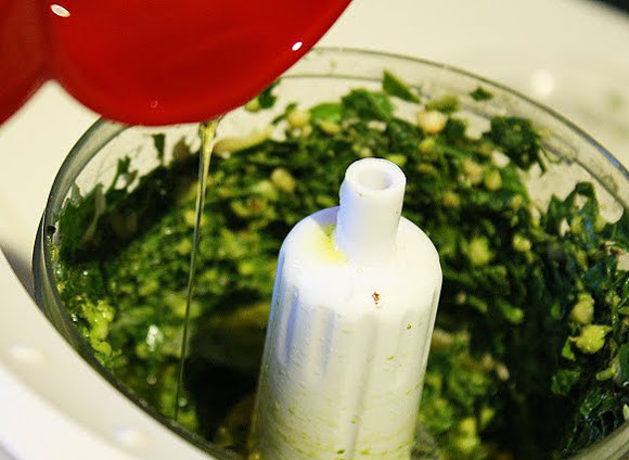 1. Этап. Курица с соусом песто: 2. Постепенно вливать оливковое масло (буквально по 1 чайной ложке), чтобы получилась мягкая консистенция. Посолить и поперчить по вкусу.