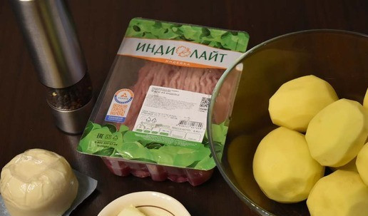 1. Этап. Хашбраун в вафельнице: Готовлю продукты для приготовления хашбраунов. Если у вас нет вафельницы, не беда, можно обжарить оладьи и на сковороде. Сыр нарезаю тонкими слайсами. Масло сливочное растапливаю в микроволновой печи.