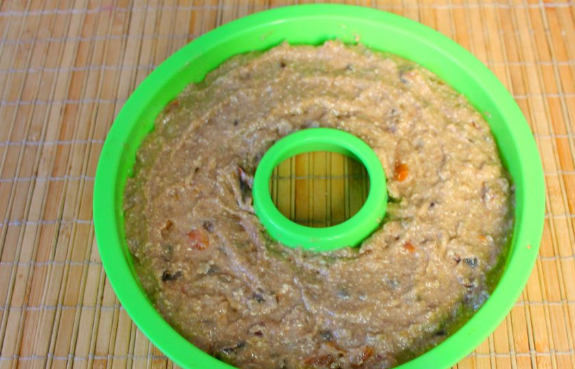 1. Этап. Рождественский кекс с коньяком: Тесто с наполнителями перекладываем в форму для запекания и отправляем в разогретую духовку. Выпекаем примерно 35 минут при температуре 180 градусов. Готовность проверяем деревянной палочкой.