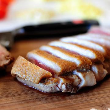 1. Этап. Утка карри по-тайски: Порежьте утку на кусочки и накройте фольгой, отложите в сторону.