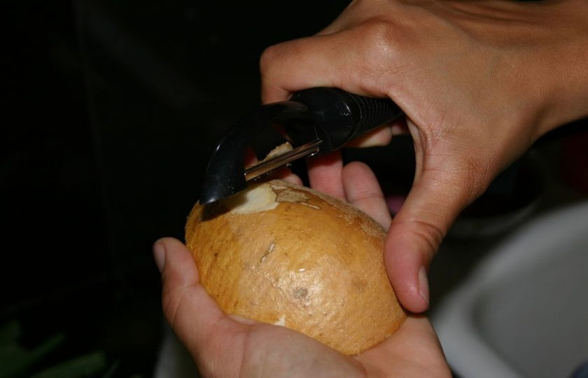 1. Этап. Салат из куриных грудок: 6. Очищаю хикама, делаю это с помощью овощерезки, так получается срезать кожуру очень тонко, затем нарезаю небольшими кубиками.