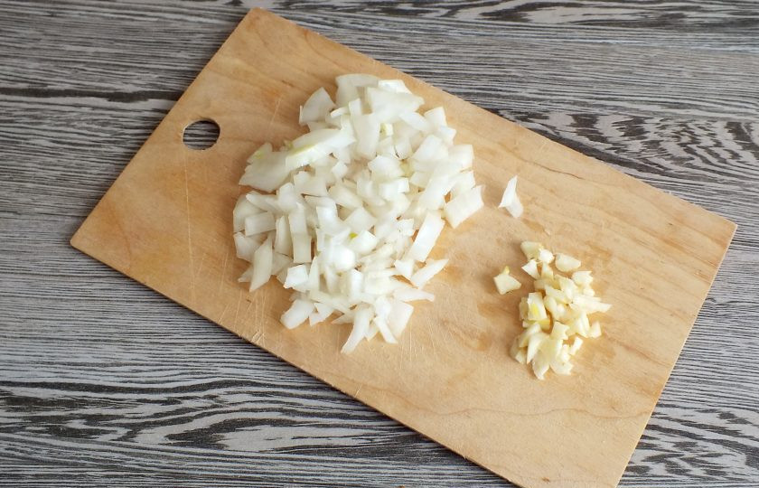 1. Этап. Мексиканские бутерброды: Нарежьте мелким кубиком репчатый лук и чеснок.
