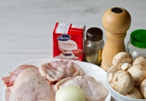 1. Этап. Итальянский суп с курицей: Приготовить продукты, из куриных бедер сварить бульон.