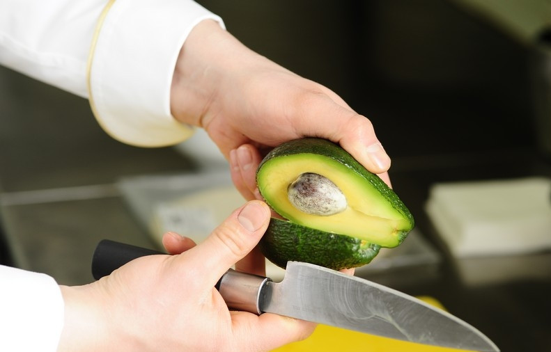 1. Этап. Простой салат из авокадо: Авокадо моем и разрезаем пополам.