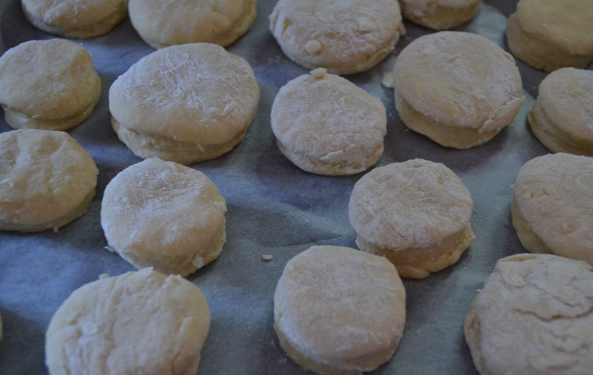 1. Этап. Пряники на кефире: Противень смазываем растительным маслом и выкладываем на него пряники. Отправляем их в разогретую до 180 градусов духовку на 20-30 минут. Пока пряники готовятся, мы займемся глазурью. Воду ставим на огонь, а когда она закипит, всыпаем в нее сахар, варим в течение 10 минут.