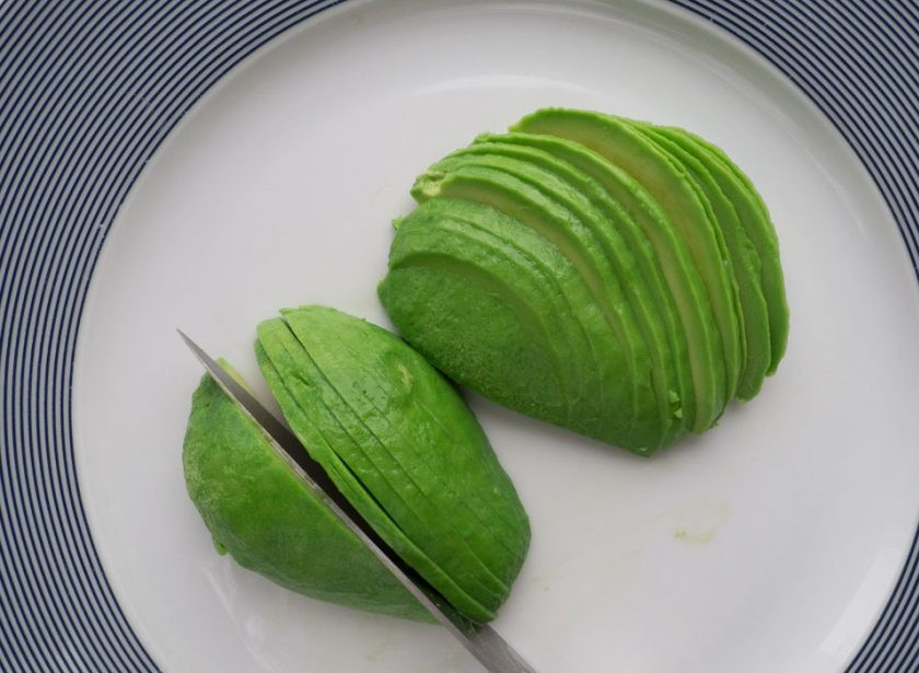 1. Этап. Панированная камбала с авокадо: В это же время из авокадо удалите косточку, а мякоть нарежьте тонкими ломтиками.