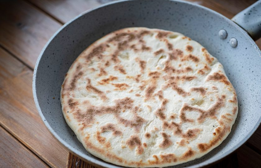 1. Этап. Хычины с творогом: Обжарьте лепешку на сухой сковороде до круглых подпалин с двух сторон.